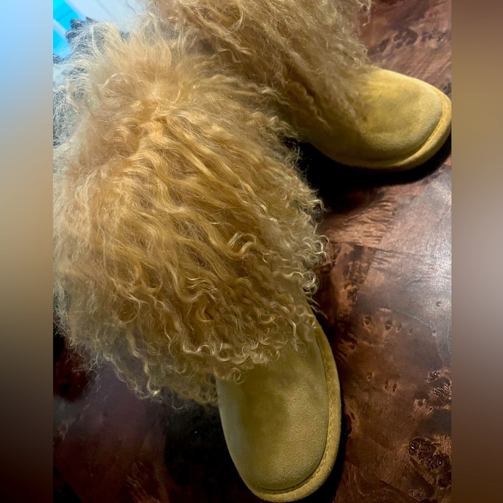 Bearpaw ~ Mongolian Fur Style ~ Tan Suede Short Boot ~ Size 8
